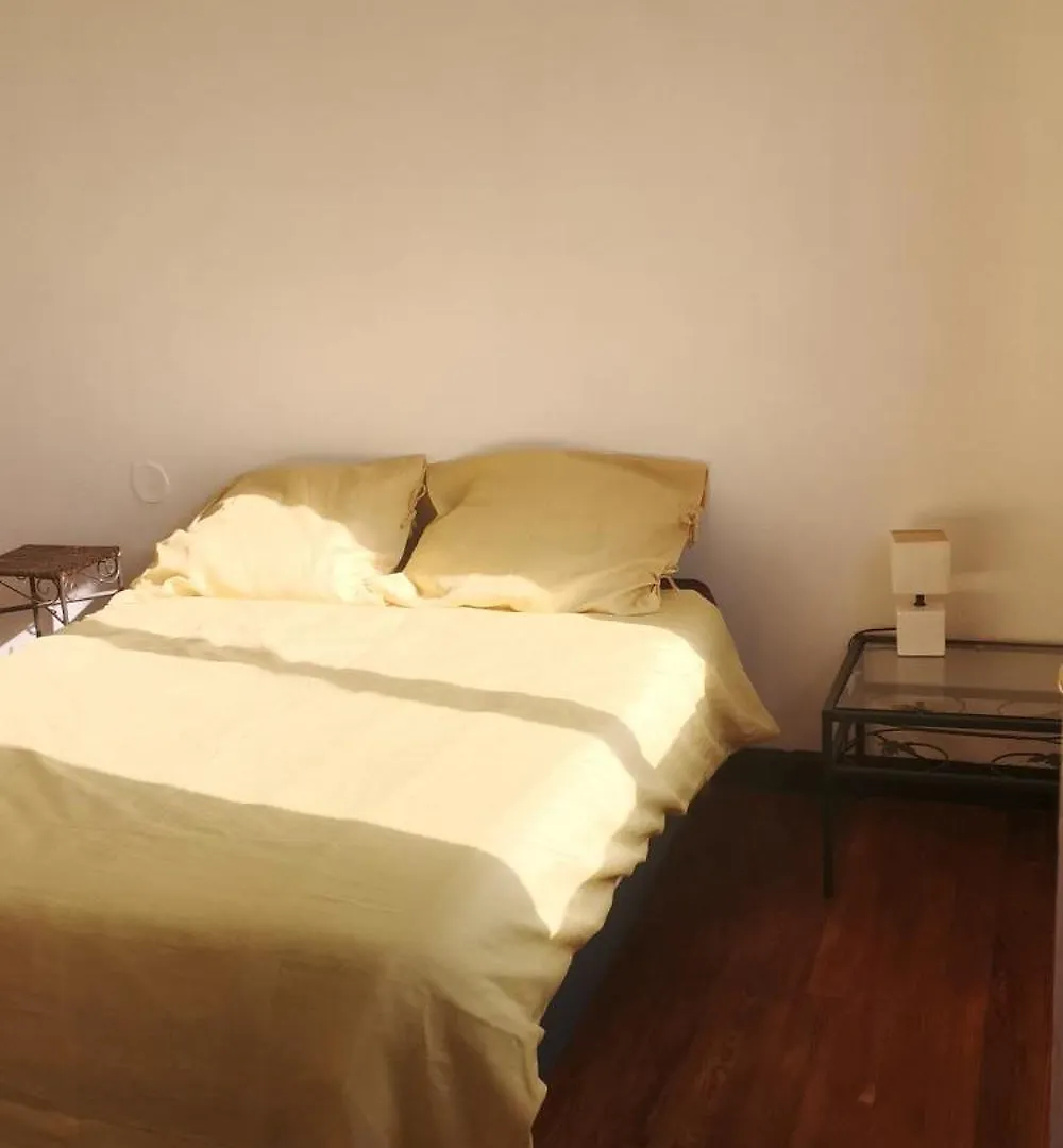 Appartement Lumineux Cote Jardin Lorient 0*,  France